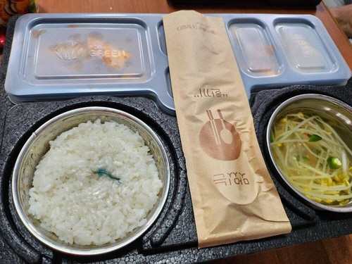 돈벌레 추정 이물질이 발견된 울산 온산공단 한 플랜트건설 현장 도시락[플랜트건설노조 울산지부 제공]